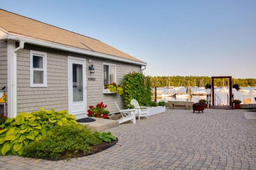 'Heron Cottage' on Casco Bay w/Deck & Boat Dock!