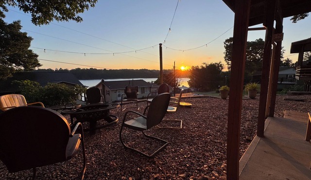 Hidden gem Shell Knob, MO! Lake views, boat parking, 2 min walk to water! in Shell Knob