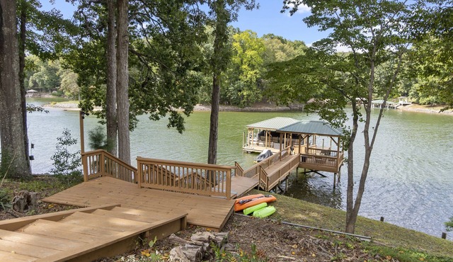 Hideaway Hill - Lakefront Relaxation with Great Amenities
