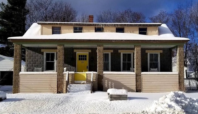 Highland Home Away - Pet Friendly blocks from trail heads