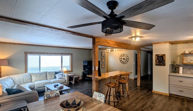 Hillcrest Hideaway: Spacious Mountain View Oasis in Hillcrest Mines