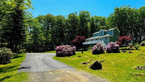 Hillhouse, tastefully decorated Maine home