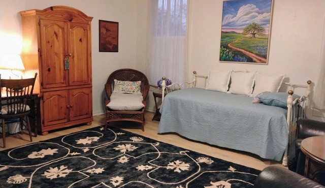 Historic Holle House, Beautiful private 2nd Floor Apt. with modern amenities.
