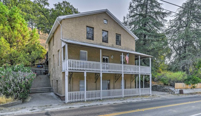 Historic home surrounded by trees minutes from Jackson with grill & central AC