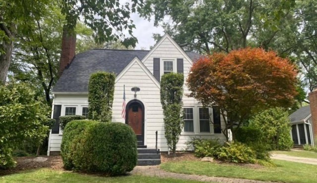 Historic Hudson Cottage | Walk to WRA Near Blossom Music Center & CVNP Charming home near WRA & Downtown Hudson. Sleeps 7 with renovated lower level, patio, garage, and fast WiFi. Ideal for extended stays, Blossom concerts, and CVNP visits.
