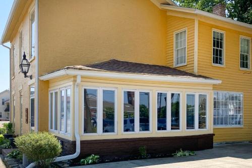 Historic Troy Home Enjoyable Dining Steps Away
