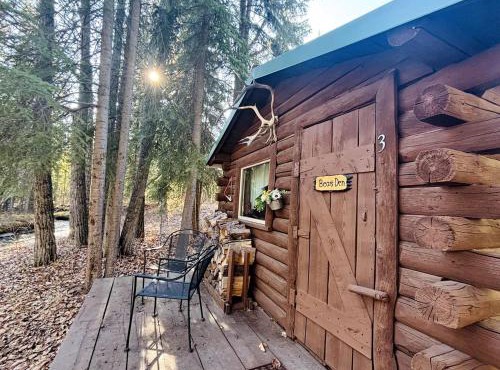 Historical Cozy Off-Grid Cabin with Creekside Sauna near Log Cabin Creek, Tok Alaska