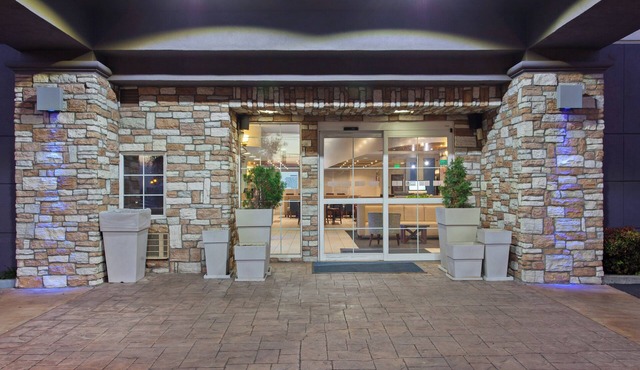Holiday Inn Express Hotel & Suites Oakland-Airport by IHG