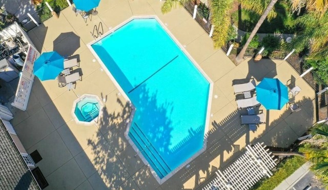 Homey 2 Suite w/Fireplace & Desk Space l Free Breakfast