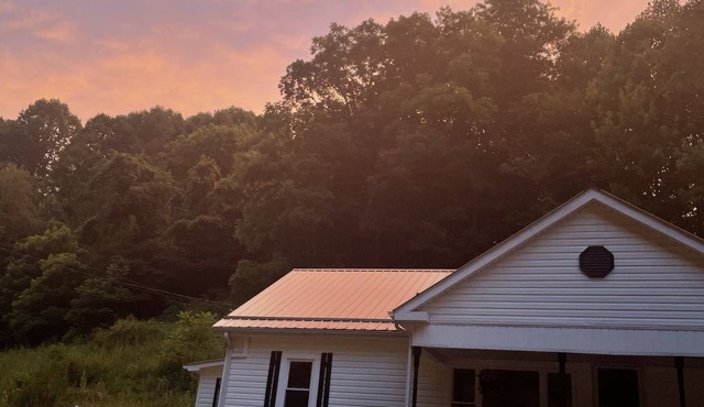 Honeysuckle Holler - Peaceful Creekside Getaway - Fenced Yard & More