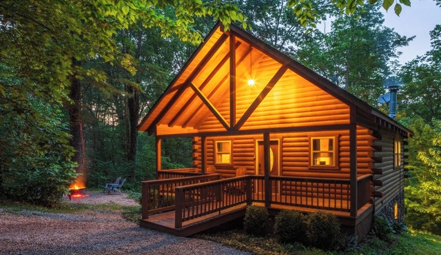 Hot Tub, Fire Pit, Large Decks & Blackstone Griddle