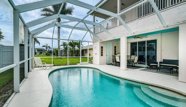 Hot Tub + Fire Pit: Spacious Cape Coral Oasis!