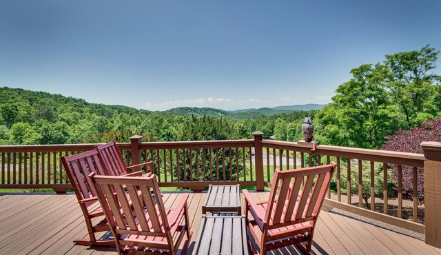 Hot Tub, Game Room! Group-Friendly Nebo Cabin