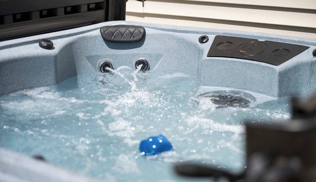 Hot Tub, Private King Suites, 4BR 3BA, Near Ark!