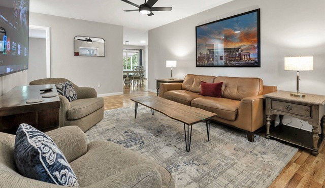 Howdy: King Beds/2 Miles to Campus (4BR/2Ba)
