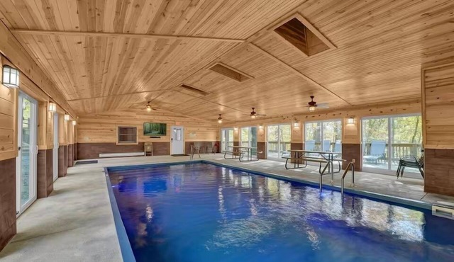 Hummingbird Cabin with Indoor Saltwater Pool