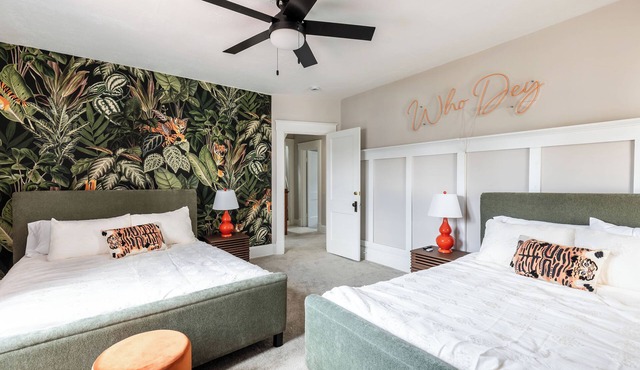 Hyde Park Lodge - Sleeps 18! Amazing home, centrally located, don't lose out!