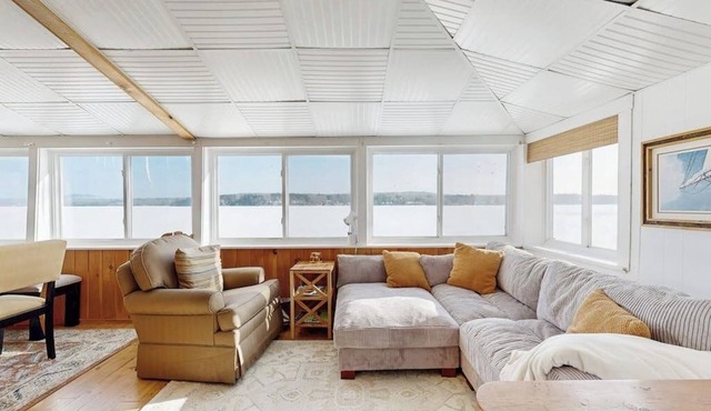Idyllic Lakefront Retreat: pvt dock & beach for kayaking, swimming & fishing