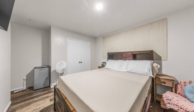 Ile Ayo - BR with Shared Bathroom in a Co-Living Home (2)