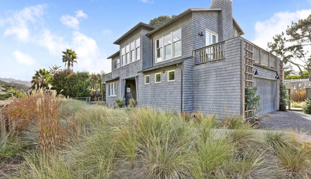 Immaculate Beach House with Great Views Of Mt Tam