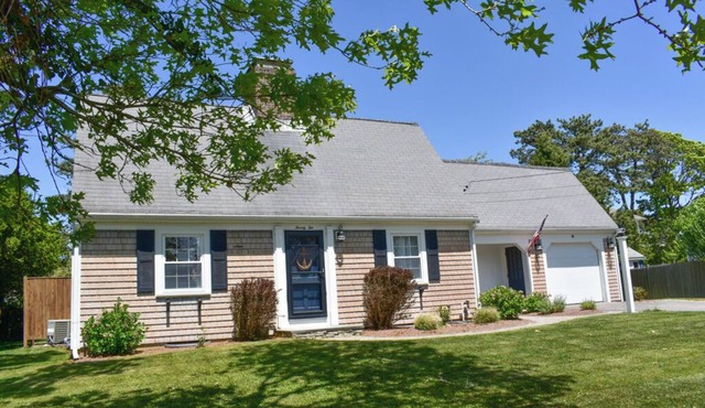 Immaculate Nantucket style cape home near beach!