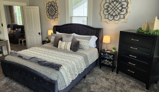 Immaculate New Apartment Comfortable Stay Just 3 Miles from Downtown