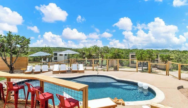 Infinity Ranch–Resort Oasis for 16 Pool Pets Vibes in Dripping Springs