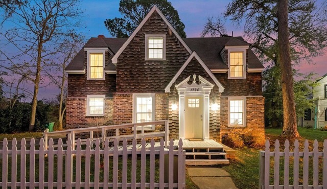 Inviting 100-yr-old updated & roomy cottage w/deck