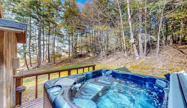 Inviting home with hot tub, mountain view, skiing & firepit
