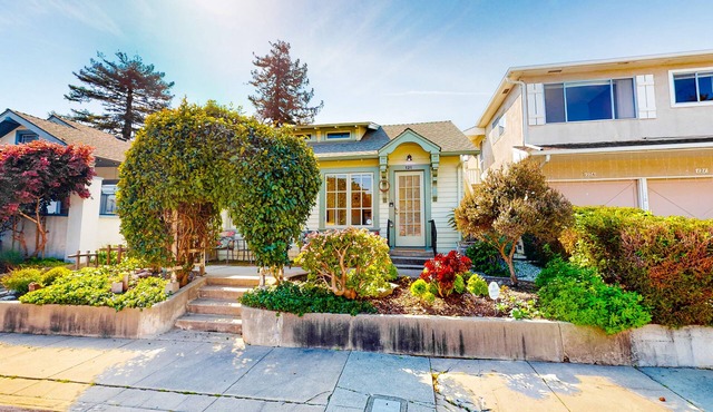 Inviting retreat near Monterey Bay & San Lorenzo River w/full kitchen & WiFi