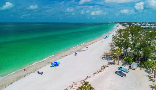 Island Daze · Pet-Friendly · 1 Block to Gulf