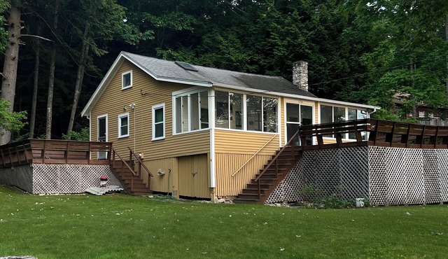 It's better to wake at the lake! 3 bedroom with lovely lakefront view