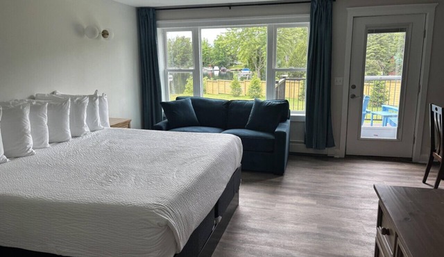 Juniper Motel-King Suite-RM12*Efficiency Kitchen*Lakefront*ATV Access