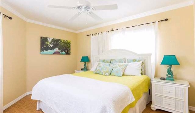 JUST STEPS TO THE BEACH - CASA BELLA "A" - 3 bed/3 bath - Sleeps 6