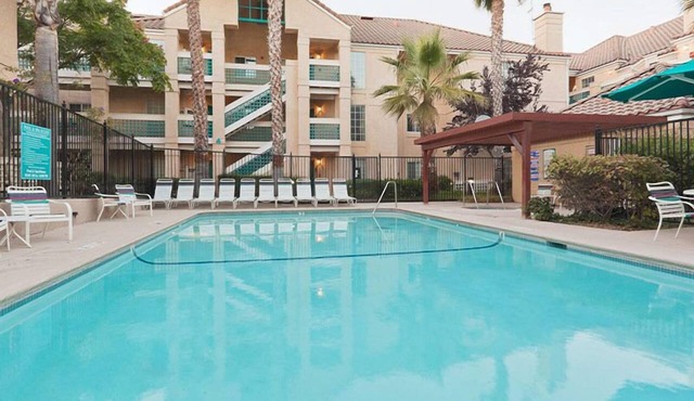 Just What You Were Looking For! Free Breakfast, Onsite Pool, Parking