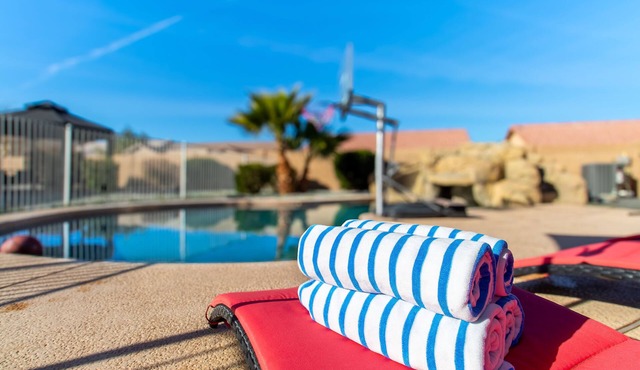 Kid Friendly - 5 BDR Home - Heated Pool - Mini Golf in Casa Grande