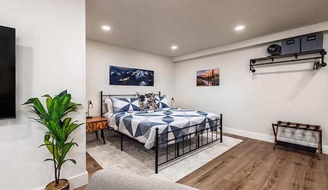 King Bed Studio-Downtown Getaway