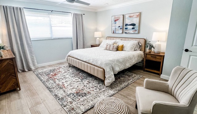 King Suite! Heated Pool! 5 miles to beach!