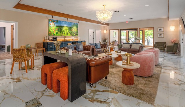 King Suite, Hot Tub, walk to Iron Whisk
