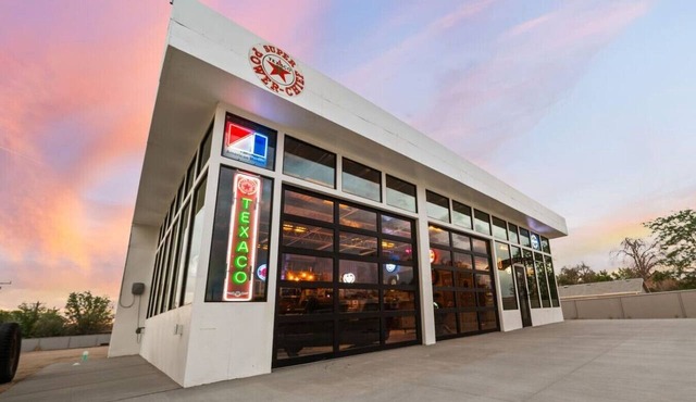 Krusty's Motor Suite - Historic Gas Station Converted Retro Neon Garage!