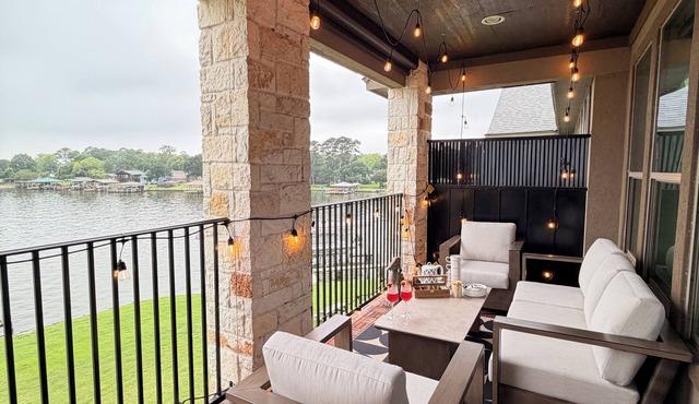 Lake Front Condo, 3-bedrooms, 2-full bathrooms. Lake Livingston