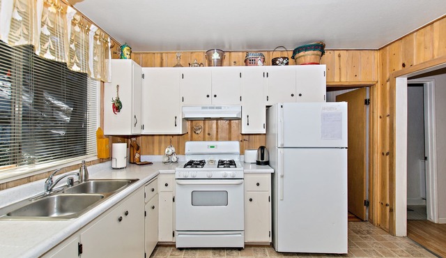 Lake Gregory Paradise. Two bedrooms. Few Minutes From The Lake. in Crestline