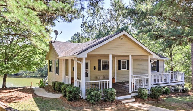 Lakefront Cottage w/Private Hot Tub!