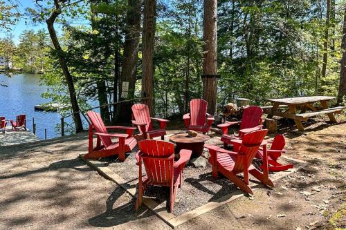Lakefront Escape w/Dock, Water Toys & Grill