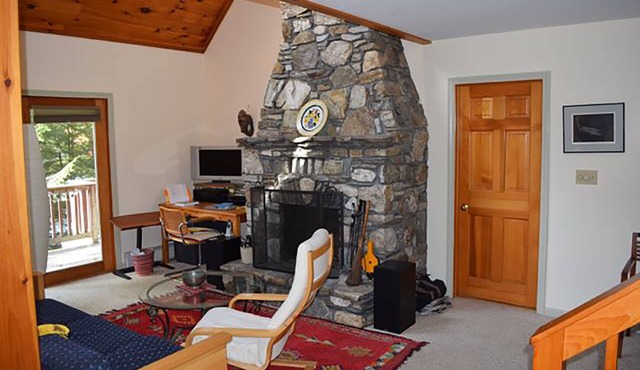 Lakefront modern house-privacy, deck, screened porch; dock & fireplace sleeps 8