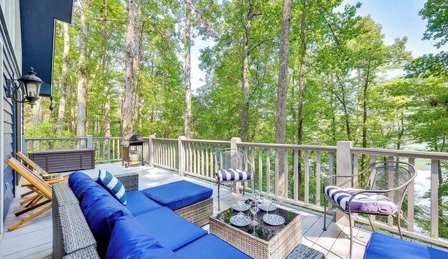 Lakefront Murphy Getaway w/Deck, Dock & Kayaks!