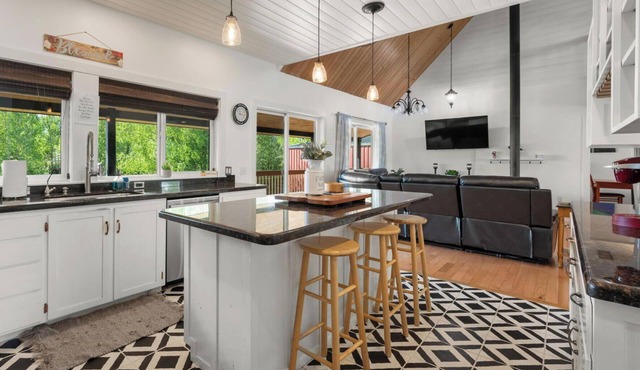 Lakeside Retreat- Charming 5 Bedroom, with Kayaks!