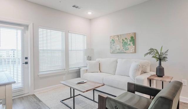 Landing | Stunning 2BD, Pool