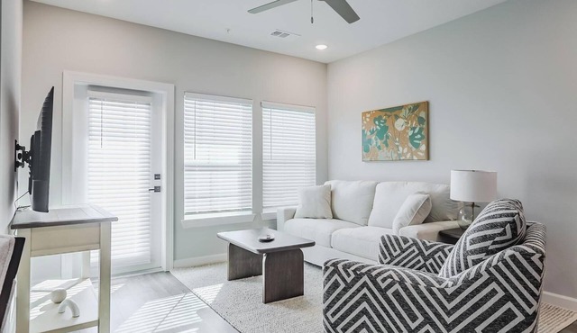 Landing | Stylish 2BD, Pool