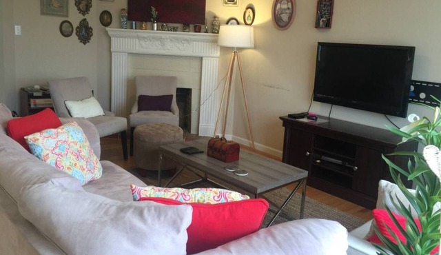 Large Bright 2 Bedroom w L Deck & One Free Parking Near Beach, Golden Gate Park